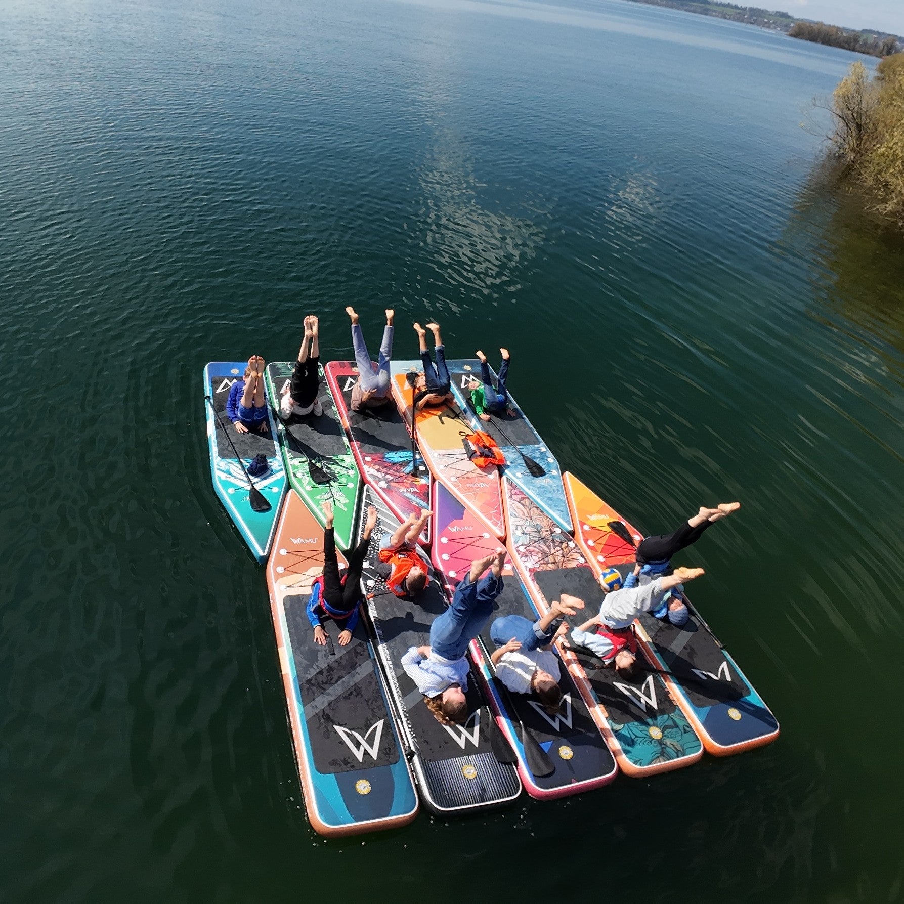 WAMU Plattform Formation auf dem See